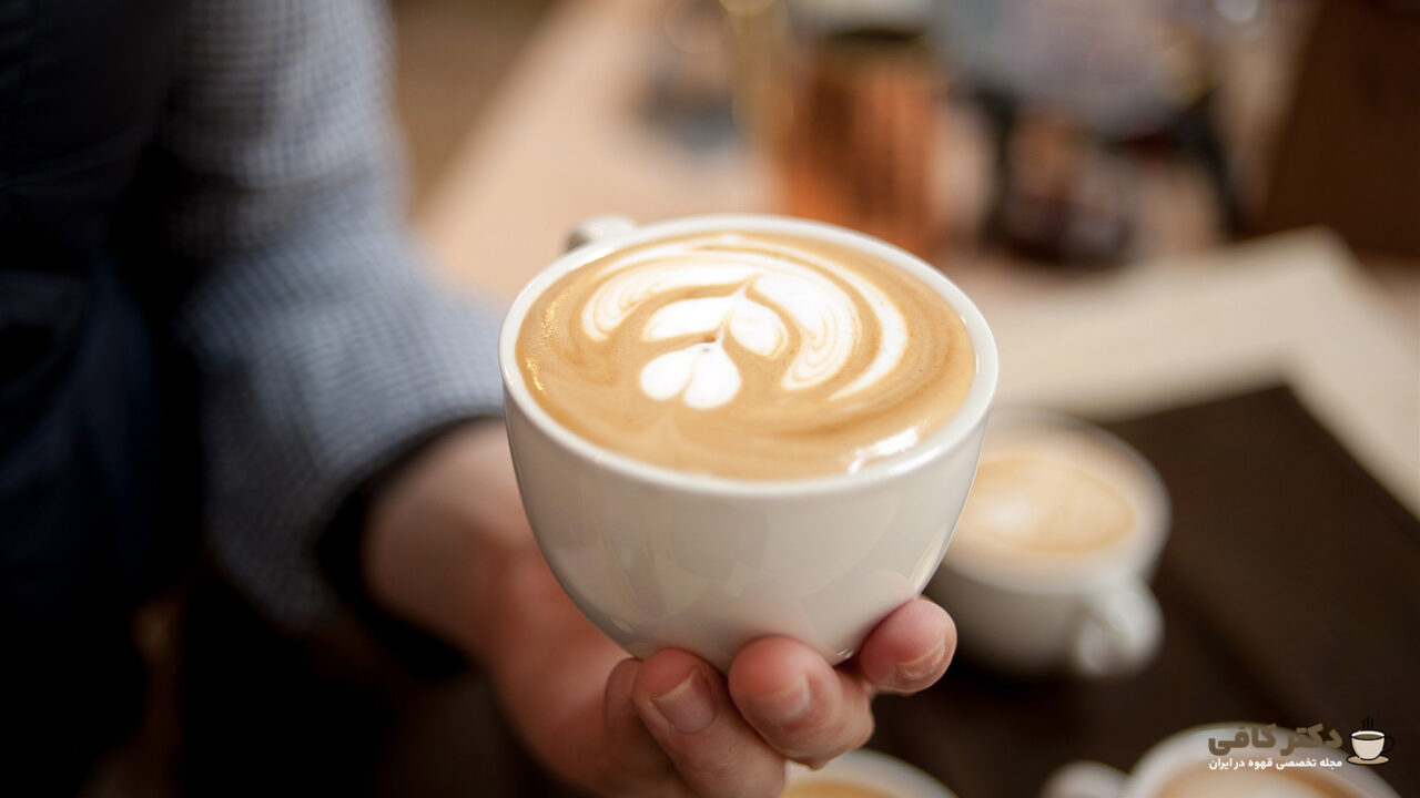 قهوه لاته از ترکیب قهوه اسپرسو و شیر تهیه می‌شود و اولین بار توسط آمریکایی‌ها ساخته شد.