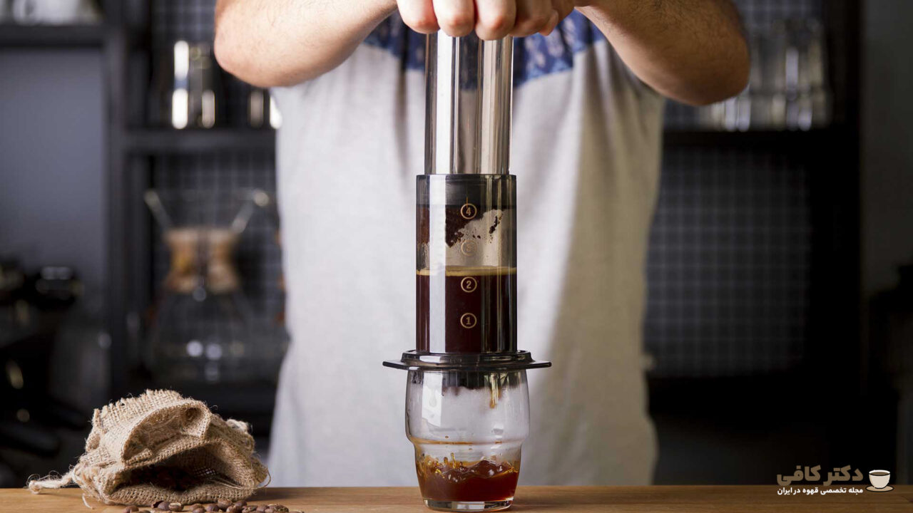 در روش دم آوری قهوه با تکنیک فشار، قهوه آسیاب شده با فشار خارج می‌شود.