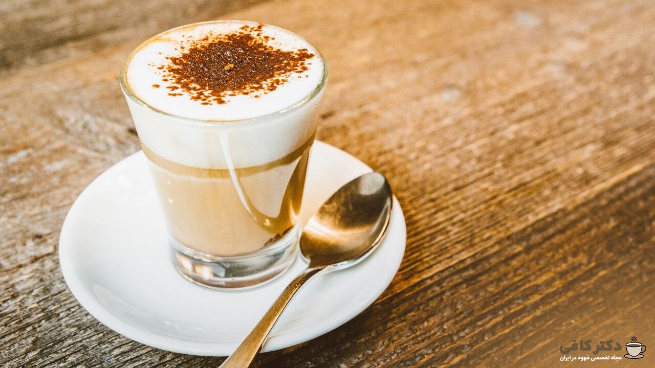 Marocchino نوعی قهوه ایتالیایی است که از یک شات اسپرسو، پودر کاکائو و شیر کف کرده در یک فنجان کوچک سرو می شود.