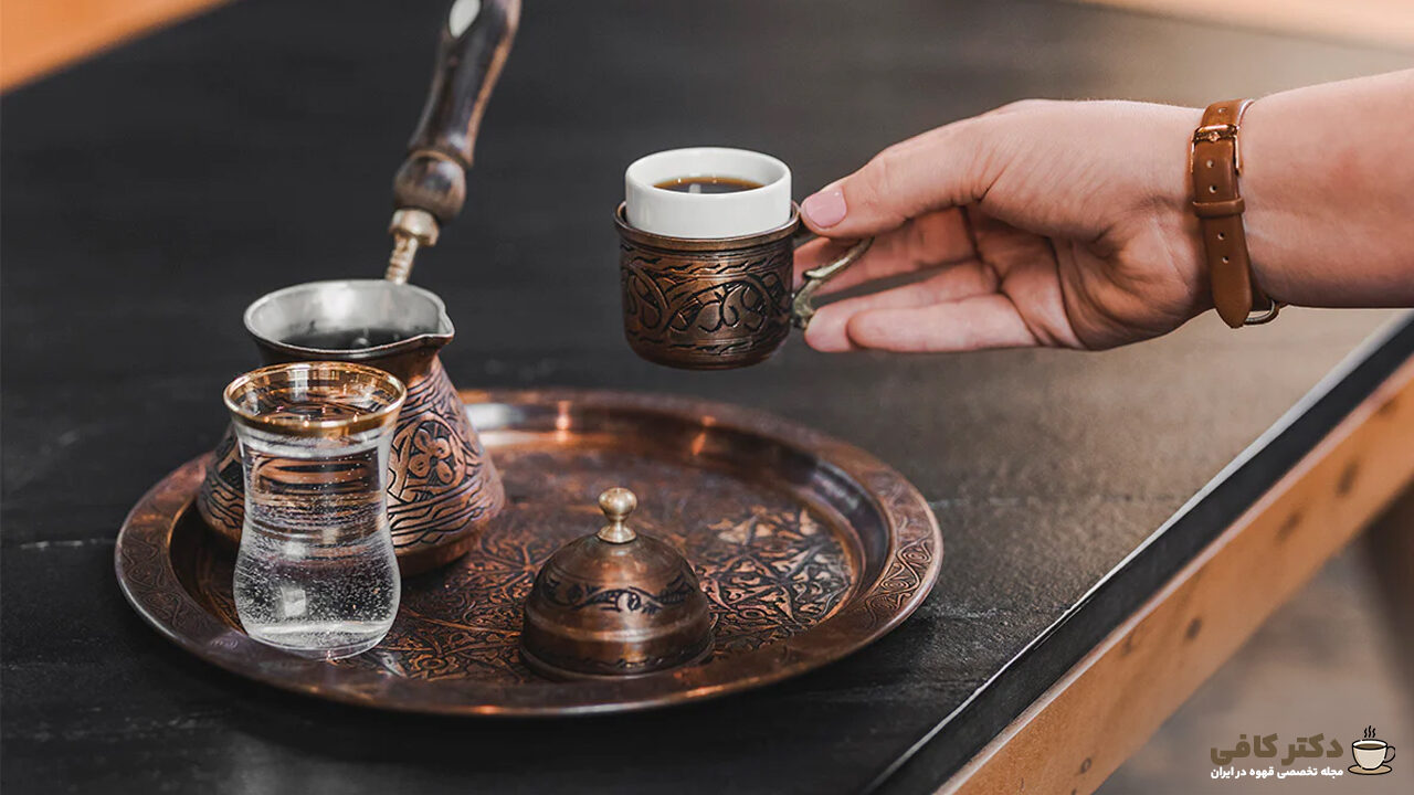 ایجاد سردرد و مشکل در نعوظ، از جمله آسیب های قهوه ترکی برای مردان است.
