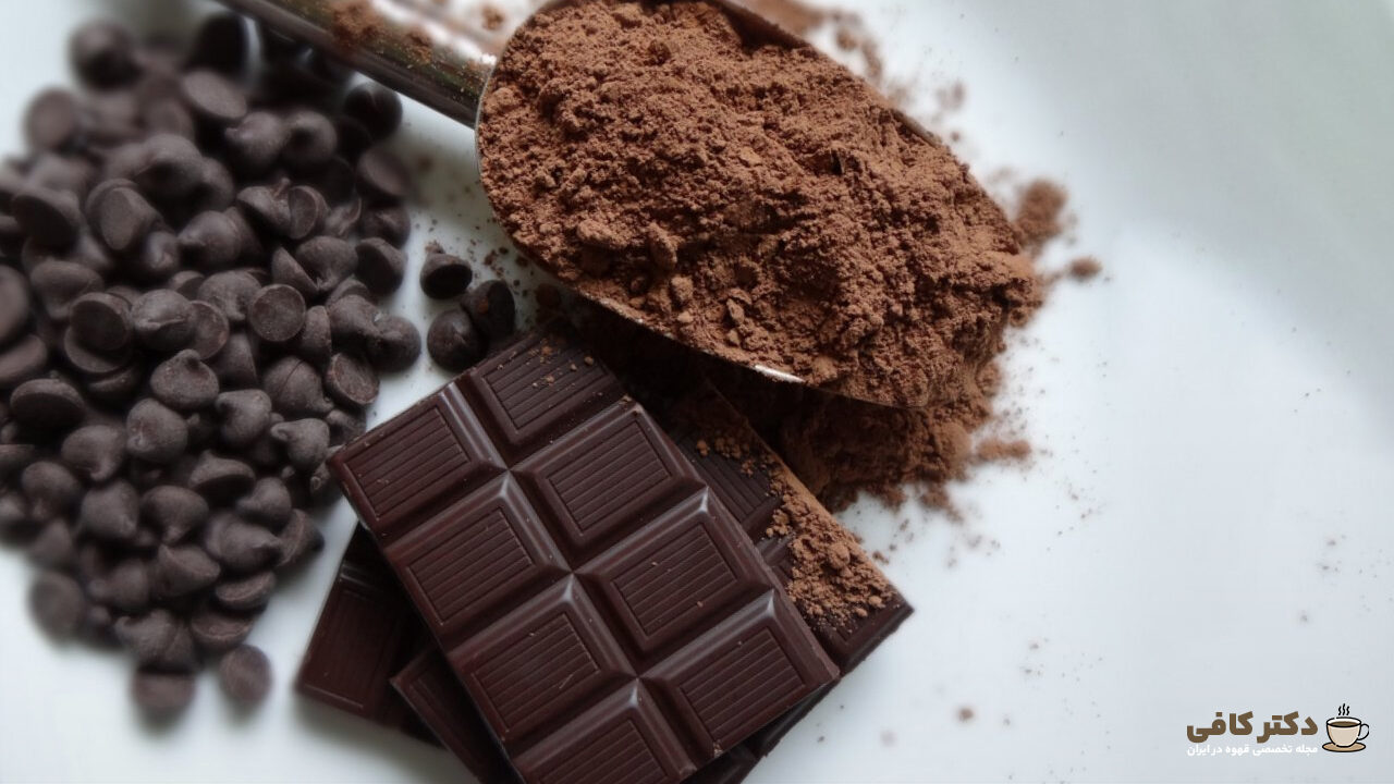 کاکائو به دانه های خام درخت کاکائو گفته می شود، در حالی که شکلات محصول غذایی فرآوری شده ای است که از کاکائو برشته و آسیاب شده مخلوط با شکر و گاهی شیر تهیه می شود.