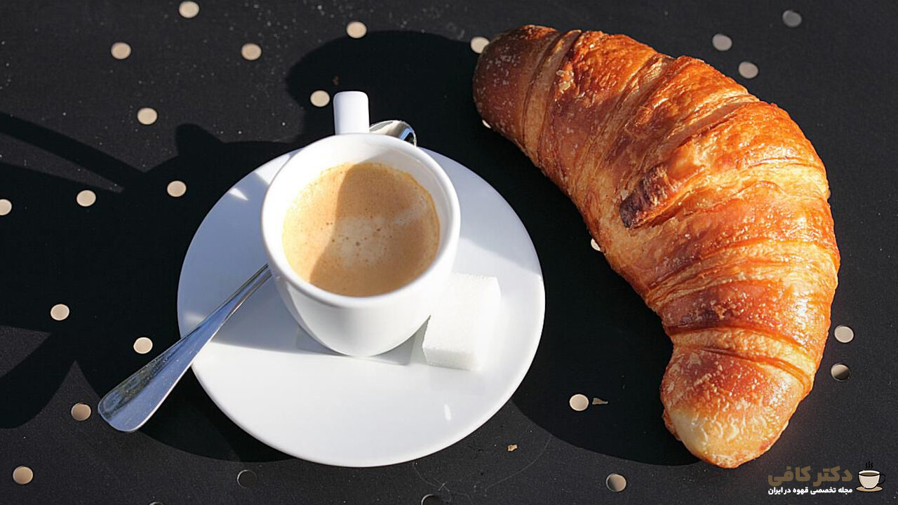 قهوه فرانسوی نوعی قهوه است که معمولاً حاوی دانه‌های قهوه بو داده تیره است که به صورت دم کرده و در یک فنجان کوچک و اغلب با شکر اضافه شده سرو می‌شود.
