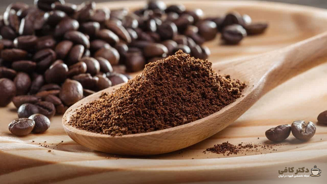 در فرایند تهیه قهوه دمی فوری، پودر قهوه داخل یک صافی قرار داده می‌شود. و با عبور آب جوش، فرآیند دم آوری انجام می‌شود.